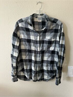 Hollister women's Black & White Plaid Button-Up Shirt size M/pre owned 1301